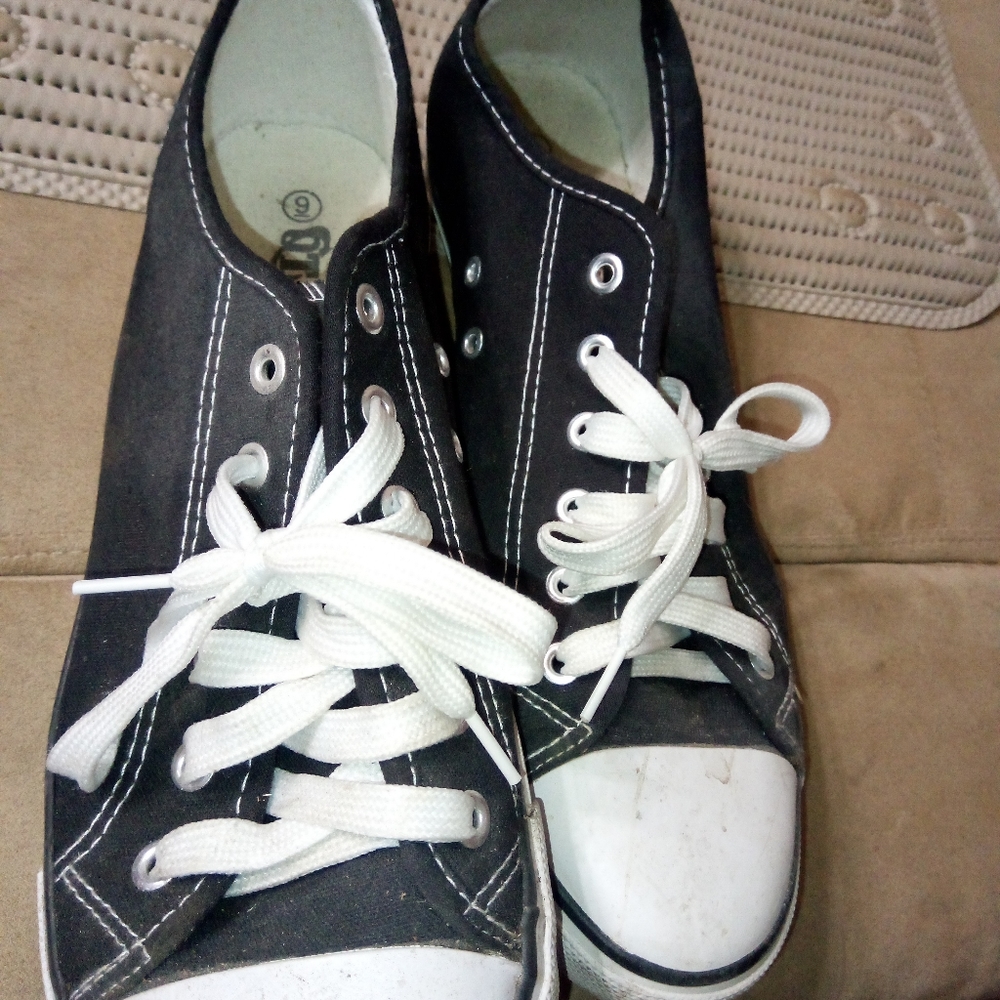 Men's Sneaker size 9